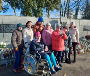 Wyjście na cmentarz-uczestnicy Ośrodka Adaptacyjnego 